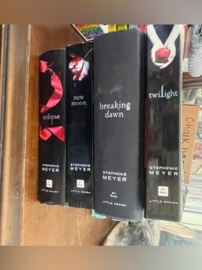 ✨⚡️The Twilight Saga: Complete 4-Book Set ⚡️✨